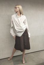 SS2024 bruine rok met witte blouse